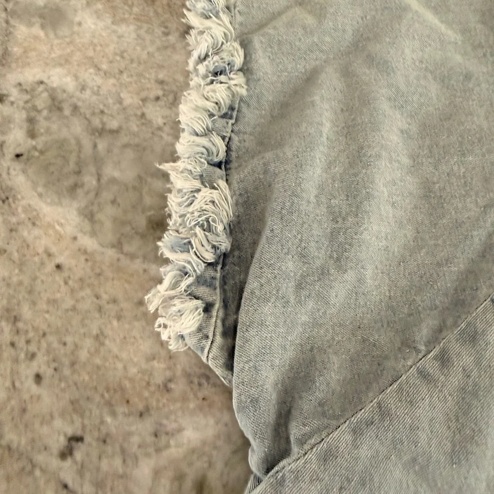 Umgee Light Blue Frayed Short Sleeve Denim Top - Picture 5 of 6